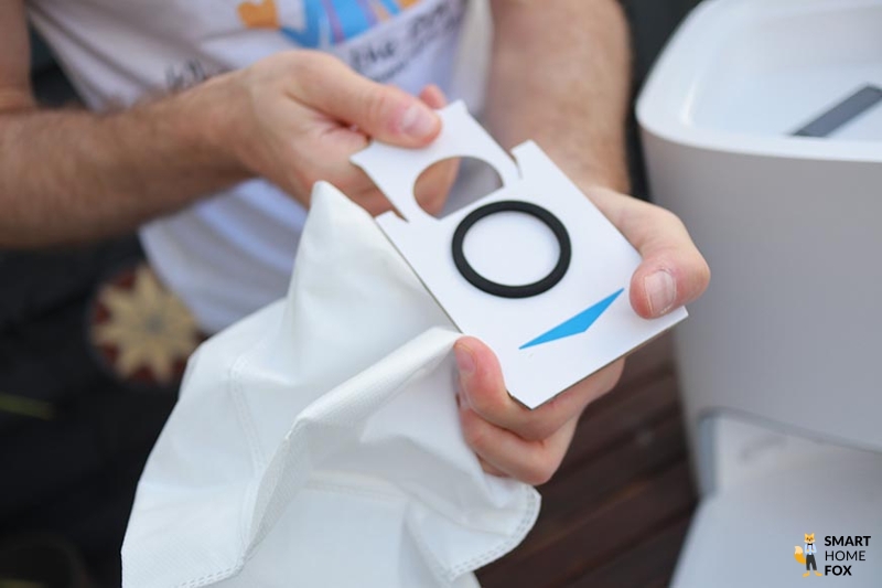 Der automatische Verschluss des Einwegstaubbeutels des ECOVACS DEEBOT T10+ ist zu sehen